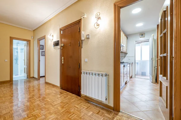 台所とバスルームのあるアルミラジエーター 寄木細工の床と入り口のある住宅のホール — ストック写真