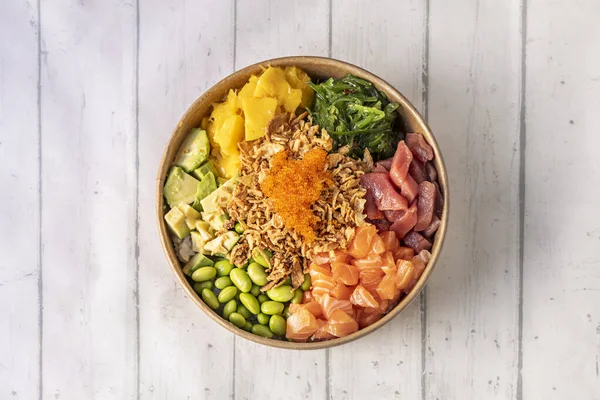 Vegyes Norvég Lazac Kékúszójú Tonhal Poke Bowl Ropogós Hagymával Tobiko — Stock Fotó