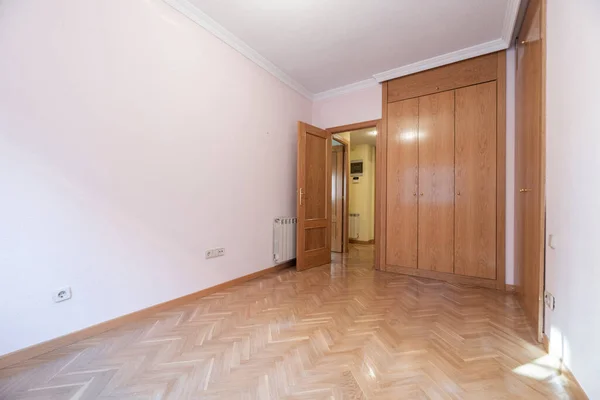 Room Built Oak Wardrobes Match Herringbone Parquet Flooring White Aluminum — Stock Photo, Image