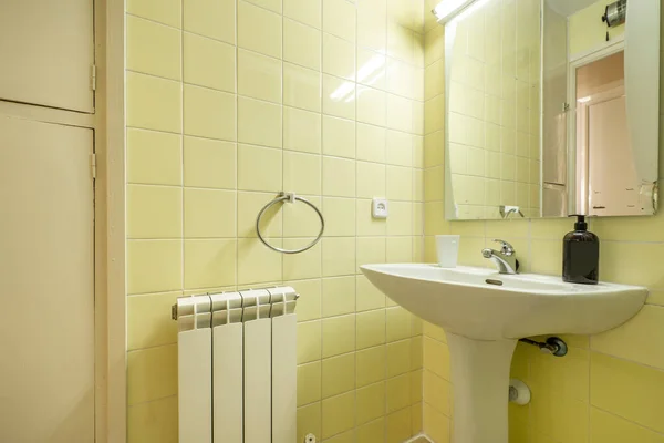 Toaleta Przegrodą Szklaną Białej Wannie Umywalką Dużym Lustrem Szklanym Bez — Zdjęcie stockowe