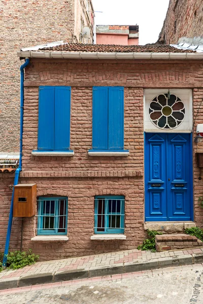 Fachada Uma Casa Com Tijolo Vermelho Portas Madeira Azul Janelas — Fotografia de Stock