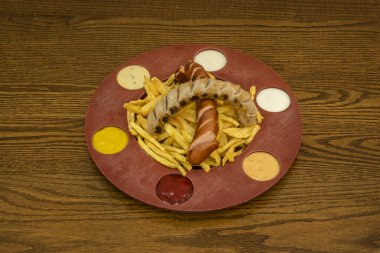 Sosisler kıymaya dayalı sosislerdir. Ayrıntılar için, hayvanın parçaları genellikle yağ, iç organlar ya da kan gibi kullanılır. Bu et sadece bir ambalaja konur.