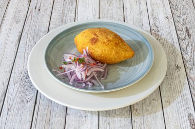 Doldurulmuş patates, birkaç Latin Amerika ülkesinden gelen tipik bir kızarmış yemektir. Kızarmış patates hamuru, sığır eti, tavuk, peynir, soğan, zeytin, haşlanmış yumurta.,