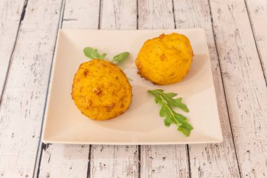 Bu doldurulmuş patates, bu ülkedeki en popüler yemeklerden biri, Peruluların masalarında her gün sunuluyor. Ve işte bu, patatesten yapılma.,