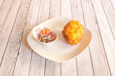 Doldurulmuş patates, Şili, Kolombiya, Küba, Peru ve Porto Riko gibi bazı Latin Amerika ülkelerinden tipik bir kızarmış yemektir..