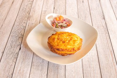 Doldurulmuş patates Perulular tarafından yaygın olarak tüketilen bir yemektir, bu yemeğin tabanı patates hamurundan oluşur ve et dolgusu vardır ama aynı zamanda tavukla da değiştirilebilir. Bol yağda kızart.