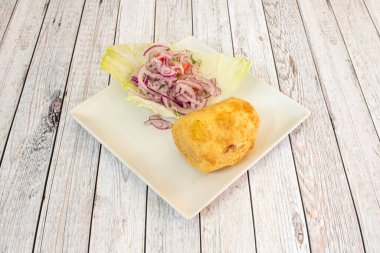 Papa Rellena, et, soğan, yumurta, zeytin, baharat ve çok sıcak yağda kızartılmış patates hamuruyla yapılan tipik bir Peru yemeğidir..