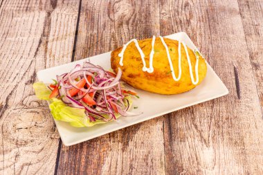 Doldurulmuş patateslerin dolması domates, soğan ve sarımsaklı bir sosla yapılır, bu sosta öğütülmüş et, sarımsak, önceden pişirilmiş pirinç, haşlanmış yumurta ve doğranmış yumurta eklenir..