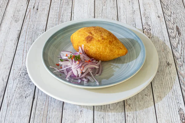 Doldurulmuş patates, birkaç Latin Amerika ülkesinden gelen tipik bir kızarmış yemektir. Kızarmış patates hamuru, sığır eti, tavuk, peynir, soğan, zeytin, haşlanmış yumurta.,