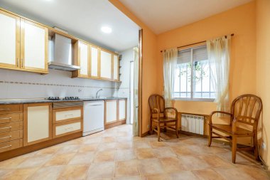 Geleneksel ahşap süslemeli mutfak ve ofiste ahşap sandalyeli taştan yapılmış döşemeler.