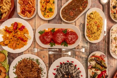 İspanyol yemekleri, doldurulmuş biberler, sucuklu mercimek, kalamar, Valensiyalı paella, Rus salatası ve Çin eriştesi.