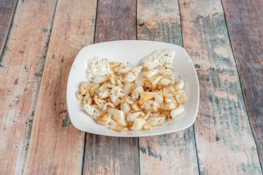 Mürekkep balığına çok benzer ama daha az kolesterolü vardır. Lastik dokudan kaçınmak için, onu pişirmeye gittiğimizde, bir buçuk saat sütün içine koymalıyız, böylece daha pürüzsüz bir dokuya dönüşür..