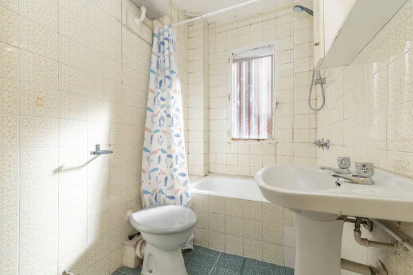 Vintage Μπάνιο Πλακάκια Κιτς Μπανιέρα Και Τουαλέτες Από Λευκή Πορσελάνη — Φωτογραφία Αρχείου