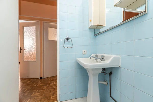 Toaleta Niebieskimi Kwadratowymi Ścianami Białymi Drewnianymi Drzwiami Białymi Toaletami Lustro — Zdjęcie stockowe