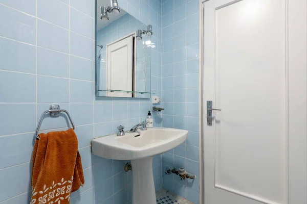 Toaleta Niebieskimi Kwadratowymi Ścianami Białymi Drewnianymi Drzwiami Białymi Toaletami — Zdjęcie stockowe