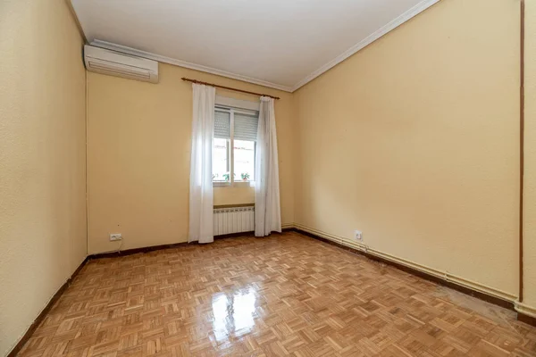 Habitación Vacía Con Suelo Parquet Roble Paredes Pintadas Crema Ventana — Foto de Stock