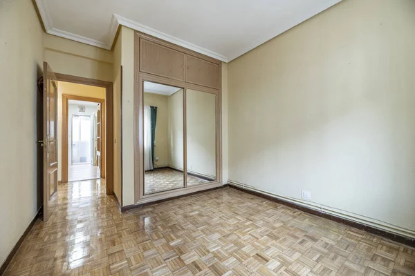 Stanza Vuota Con Parquet Rovere Pareti Dipinte Giallo Armadio Muro — Foto Stock