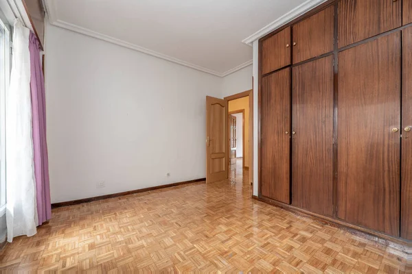 Пустая Комната Дубовым Паркетным Полом Белыми Покрашенными Стенами Алюминиевым Окном — стоковое фото