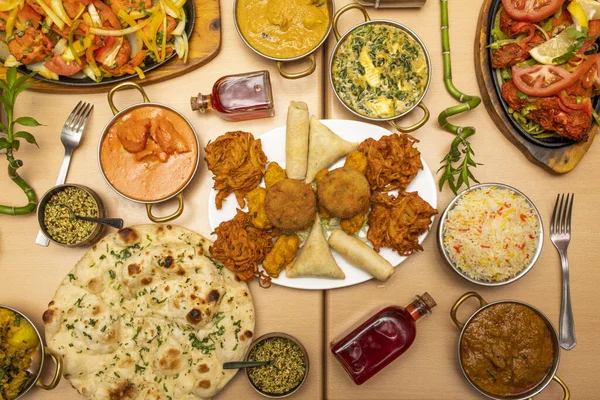 Индийские Блюда Питания Жареной Курицей Тикка Масала Чеснок Наан Йогурт — стоковое фото