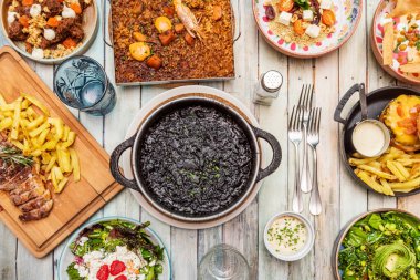 Siyah pirinç, paella ya da kil bir tencerede pişirilen, arroz ve banda arasındaki farkı belirleyen karakteristik bir görünüme ve aromaya sahip kuru pirinç tabağıdır..