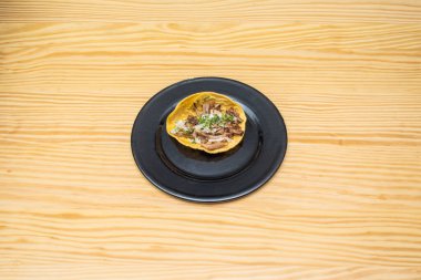 Meksika tacosu, ızgara et ve çam ağacından yapılmış un tortilla.