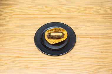 Meksika dürümü, mantar, köfte ve mısır unu. Çam ağacının üzerinde tortilla.