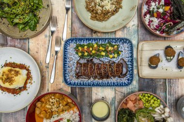 Tataki bir yemek pişirme tekniğidir. Bir parça balık ya da eti çok kısa bir süre tavadan ve çok canlı bir ateşle geçirmekten oluşur..
