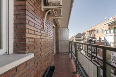 Şehir caddesine bakan kil zeminli ve kahverengi tuğlalı bir tatil dairesi.