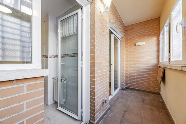 Geschlossene Terrasse Städtischen Wohnhaus Mit Zugang Einer Weiß Gefliesten Küche — Stockfoto