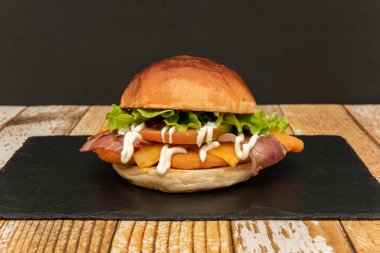 Dışı çıtır çıtır, içi yumuşacık. Çıtır çıtır ve biraz baharatlı tavuk, taze kesilmiş domates, taze marul ve mayonez.