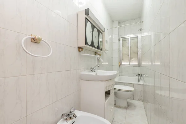 Στενό Μπάνιο Λευκή Λεκάνη Τουαλέτας Καθρέφτης Μεταλλικό Ντουλάπι Μικρή Μπανιέρα — Φωτογραφία Αρχείου