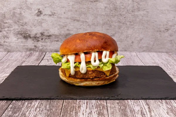 Hamburguesa Clásica Vegana Plato Pizarra Negro —  Fotos de Stock