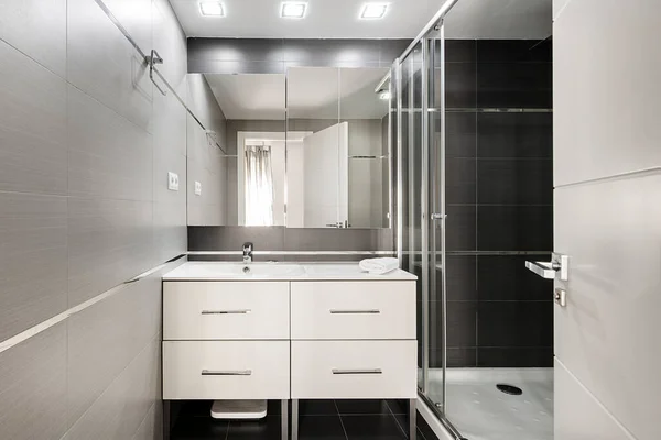 Beyaz Ahşap Mobilyalı Tuvalet Çekmeceli Çerçevesiz Ayna Paslanmaz Çelik Cam — Stok fotoğraf