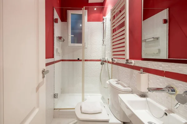 Toaleta Urządzona Odcieniach Czerwieni Bieli Kabiną Prysznicową Tle Krótkoterminowym Mieszkaniu — Zdjęcie stockowe