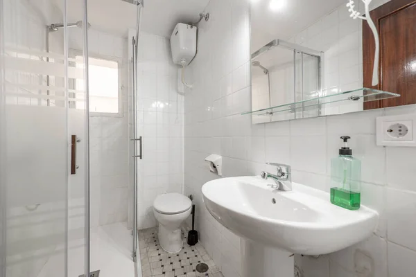 Banheiro Com Pia Porcelana Branca Com Espelho Prateleira Vidro Cabine — Fotografia de Stock