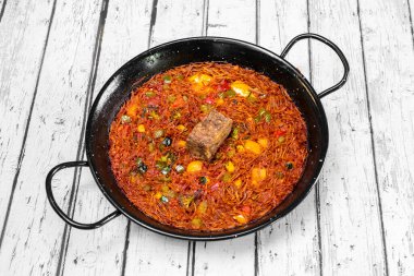 Fideua, Ganda kökenli bir yemektir ve Paella 'ya benzer bir şekilde yapılmıştır. Ana bileşenleri ince ya da kalın makarna, beyaz yem çorbası ve balık.