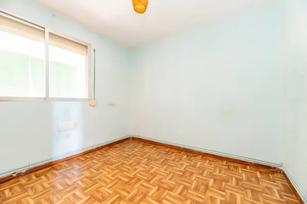 房间里空荡荡的 有木地板 蓝色的墙壁 铝窗和橙色的灯 — 图库照片