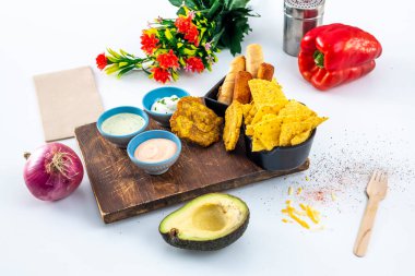 Puf böreği, jambon ve peynirli kanarya sancoçosu yeşil mojo ve gofio pella Arepas ile doldurulmuş omlet ve mısır soslu guacamole.