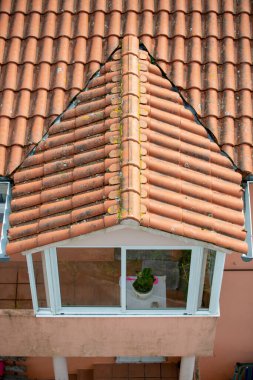 Bir evin çatısının kil kiremitleri
