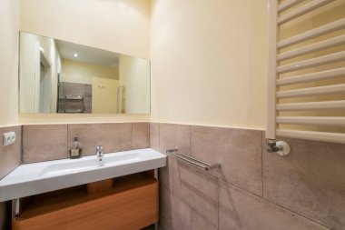 Kestane ağacından döşemeleri ve yeni boyanmış duvarları olan boş bir oturma odası.