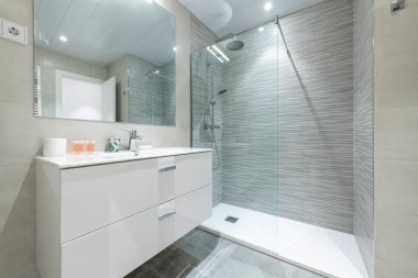 Kestane ağacından döşemeleri ve yeni boyanmış duvarları olan boş bir oturma odası.