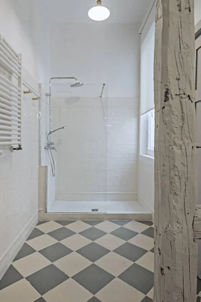 Fürdőszoba Egyedi Zuhanykabinnal Rozsdamentes Acél Tartozékokkal Fehér Csempével Szürke Festett — Stock Fotó