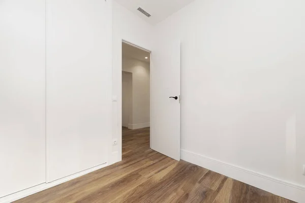 オープンホワイトの木製のドア ダクト付きのエアコン ホワイトスライドドアワードローブと空の部屋 — ストック写真