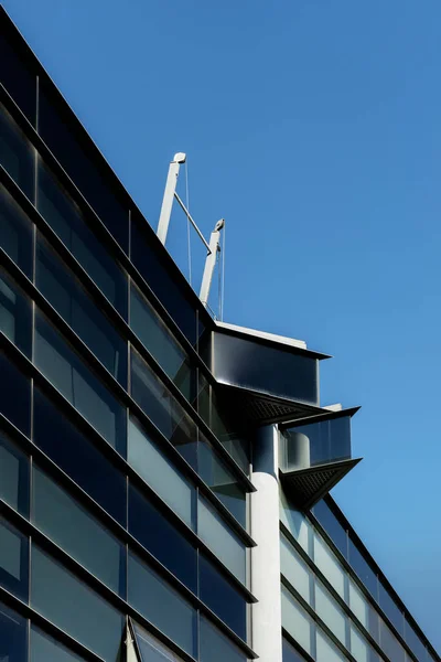 Imagen Una Fachada Vidrio Acero Edificio Oficinas Con Poleas Para — Foto de Stock