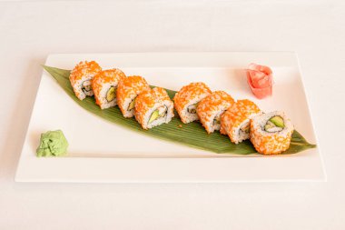 Kaliforniya usulü uramaki suşisi ve masago yumurtası. İçi Norveç yosunu, avokado ve surimi dolu.