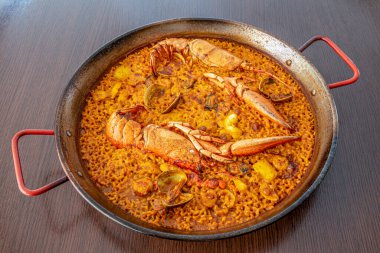 İspanyol ıstakoz paella kabuklu, midyeli, karidesli, mürekkepbalıklı ve lezzetli soslu.