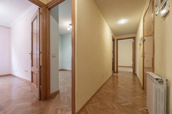 Empty Living Room Chestnut Wood Floors Freshly Painted Walls Drape — Stock Photo, Image