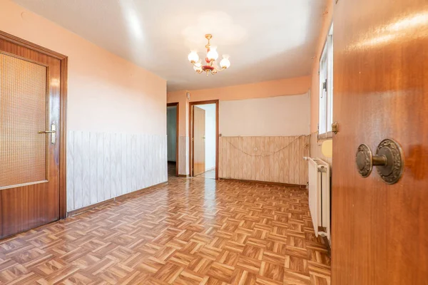 栗の木の床と新鮮な塗装壁と空のリビングルームドレープ技術と出口 — ストック写真