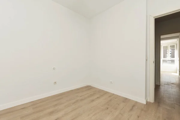 栗の木の床と新鮮な塗装壁と空のリビングルームドレープ技術と出口 — ストック写真