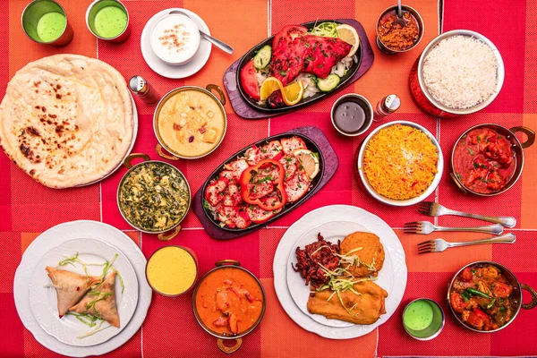 Красочные Индийские Блюда Различными Видами Карри Наан Палак Панир Ягненок — стоковое фото